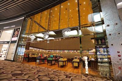 游走在巨型SHOPPINGMALL新加坡樟宜機(jī)場(chǎng)